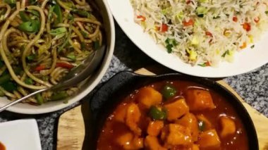 Sebzeli chow mein ve yumurta sebzeli kızarmış pilav ve kırmızı körili tavuk.