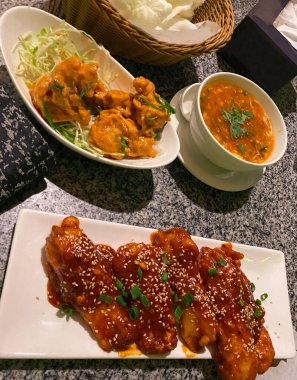 Dinamit karidesler, kızarmış balık ve sıcak ekşi tavuk çorbası. 