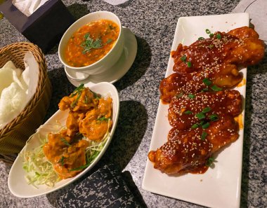 Dinamit karidesler, kızarmış balık ve sıcak ekşi tavuk çorbası. 