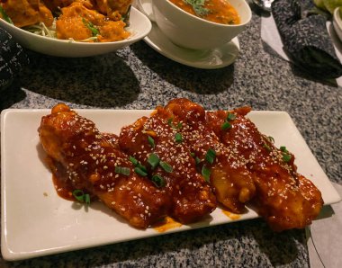 Dinamit karidesler, kızarmış balık ve sıcak ekşi tavuk çorbası. 