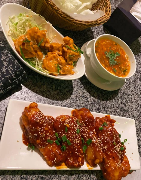 Dinamit karidesler, kızarmış balık ve sıcak ekşi tavuk çorbası. 