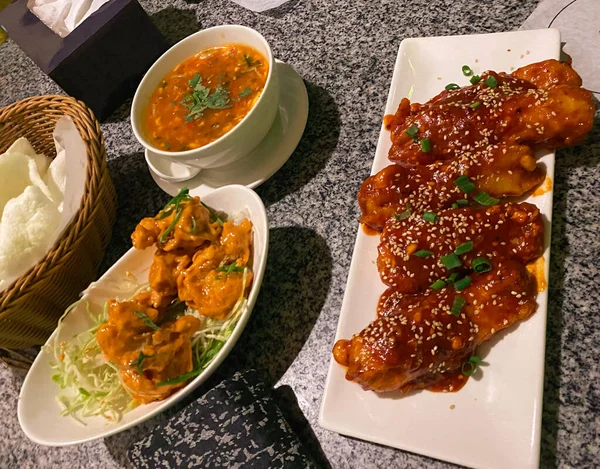 Dinamit karidesler, kızarmış balık ve sıcak ekşi tavuk çorbası. 