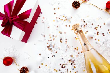 Noel ve yeni yıl tatilleri, hediye kutuları bardakların yanında ve bir şişe şampanya.