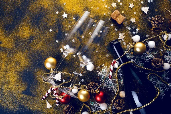 Noel Yeni Yıl Kutlamaları Konsepti Şampanya Şişesi Bardaklar Karanlık Arka — Stok fotoğraf