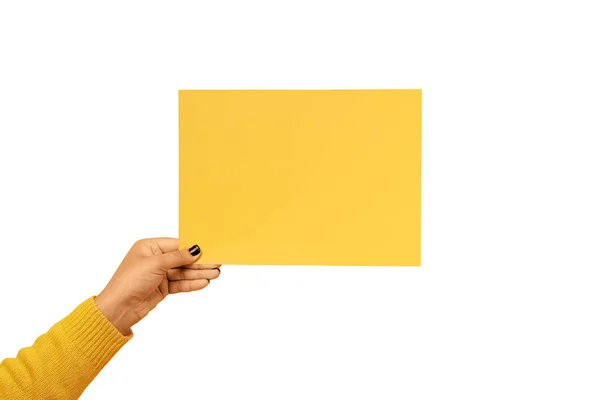 Kadın Elinin Beyaz Arka Planda Izole Edilmiş Kağıt Parçası — Stok fotoğraf