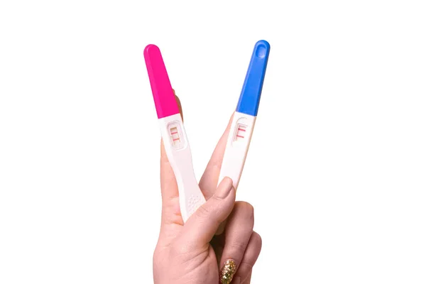 Fehér Alapon Izolált Terhességi Tesztek Kézben — Stock Fotó