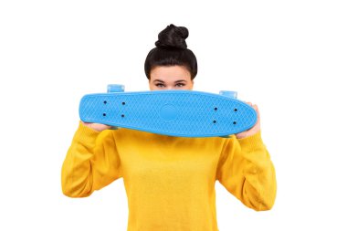 Sarı kazaklı, şık klasik topuzlu, yüzü mavi kaykayla kaplanmış, beyaz arka planda soyutlanmış bir kadın.