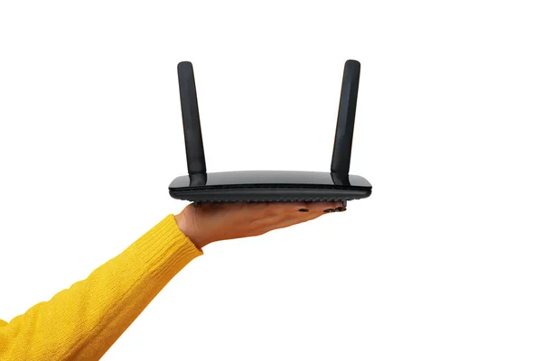 Černý Wifi Router Ženské Ruce Izolované Bílém Pozadí — Stock fotografie