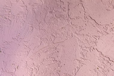 Doğal kaba desenli, desenli açık pembe sıva duvar, arka planda, tasarımda veya mimari görsellerde kullanmak için ideal.