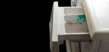 Çamaşır makinesinin görünür küf ve kir dolu deterjan çekmecesini aç, kötü temizlik ve alet giyimine vurgu yap.