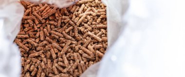 Yakıt veya hayvan yatağı için kullanılan küçük tahta parçacıklarıyla dolu açık bir plastik torba üst görünümü.