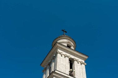 Güneşli bir günde, Moldova 'nın orta kesimindeki Chisinau şehrinde, açık mavi gökyüzünün altında bulunan tarihi kilise çan kulesi..