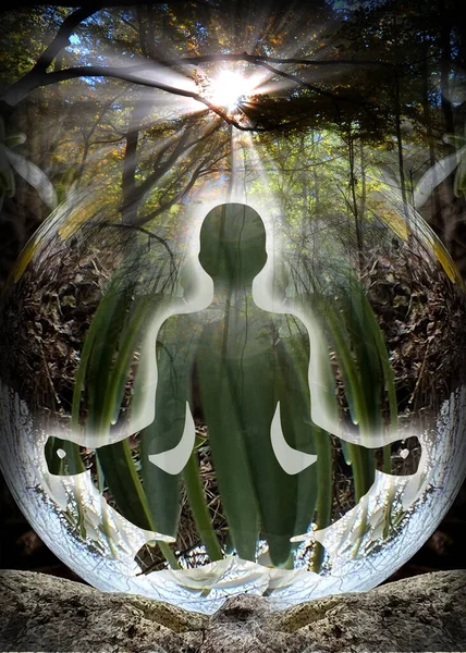 ヨガの人間のシルエット レンズボールの前の蓮のポーズ 人間のエネルギー体 オーラ クリスタルボール オーストリアの森 高山の風景 瞑想とチャクラエネルギー治癒のための支持的な装飾 — ストック写真