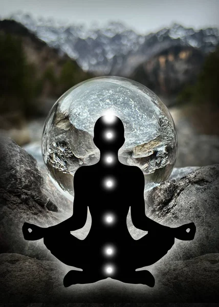 Menschliche Silhouette Yoga Lotus Pose Menschlicher Energiekörper Aura Vor Linsenkugel — Stockfoto