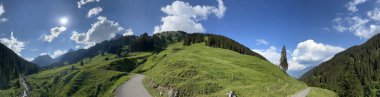 Cennetin panoramik manzarası (Montafon, Vorarlberg, Avusturya). Arka planda, Avusturya ve Avrupa Alpleri 'nin en etkileyici bölgelerinden biri olan Rtikon dağlarında gömülü ünlü Zimba zirvesi yer almaktadır..