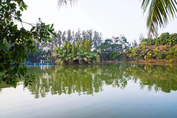 Vista Natural Paisagem Reflexão Árvores Água Lago Contra Céu Azul — Fotografia de Stock