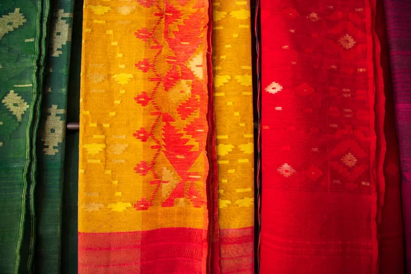 Bangladesh Women Tradicional Colorido Jamdani Saree Pendurado Varejo Showrooms Fundo — Fotografia de Stock