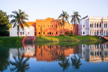 Tarihi bina zamindar evi ve göl 'Folk Sanat & Craft Vakfı' nın sonar gaon müzesi turizm yeri sonar gaon, Narayangonj-Bangladeş