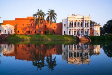 Tarihi bina zamindar evi ve göl 'Folk Sanat & Craft Vakfı' nın sonar gaon müzesi turizm yeri sonar gaon, Narayangonj-Bangladeş