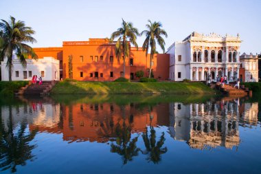 Tarihi bina zamindar evi ve göl 'Folk Sanat & Craft Vakfı' nın sonar gaon müzesi turizm yeri sonar gaon, Narayangonj-Bangladeş