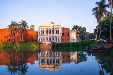 Tarihi bina zamindar evi ve göl 'Folk Sanat & Craft Vakfı' nın sonar gaon müzesi turizm yeri sonar gaon, Narayangonj-Bangladeş