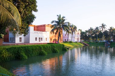 Tarihi bina zamindar evi ve göl 'Folk Sanat & Craft Vakfı' nın sonar gaon müzesi turizm yeri sonar gaon, Narayangonj-Bangladeş