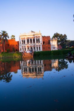 Tarihi bina zamindar evi ve göl 'Folk Sanat & Craft Vakfı' nın sonar gaon müzesi turizm yeri sonar gaon, Narayangonj-Bangladeş