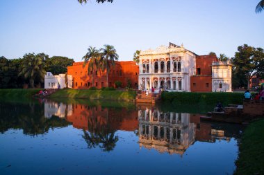 Tarihi bina zamindar evi ve göl 'Folk Sanat & Craft Vakfı' nın sonar gaon müzesi turizm yeri sonar gaon, Narayangonj-Bangladeş