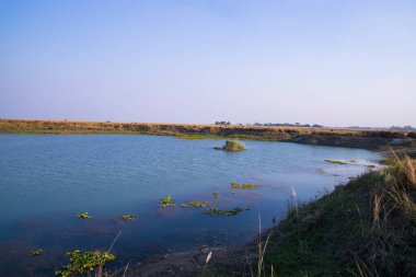 Kristal berrak mavi su gölü manzarası Bangladeş 'teki Padma nehrinin yanında.