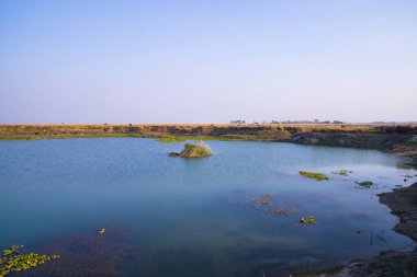Kristal berrak mavi su gölü manzarası Bangladeş 'teki Padma nehrinin yanında.