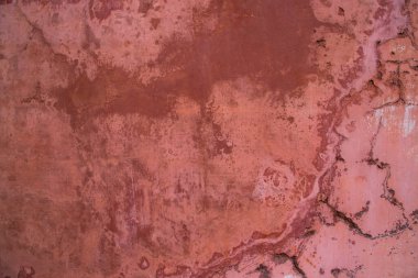 Eski bir kırsal duvarın dokusu pembe sıva ile kaplıdır.