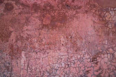 Eski bir kırsal duvarın dokusu pembe sıva ile kaplıdır.