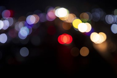 Renkli Defocus soyut bokeh ışık efektleri gece siyah arkaplan dokusu üzerinde