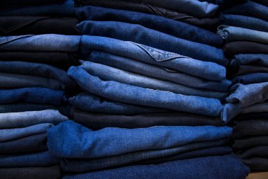 Katlanmış mavi kot pantolon desen dokusu arka plan duvar kağıdı olarak kullanılabilir