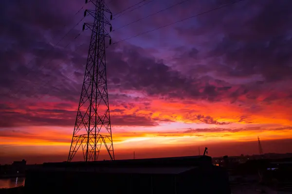 Torre Linha Alta Tensão Com Céu Bonito Pôr Sol Foto — Fotografia de Stock