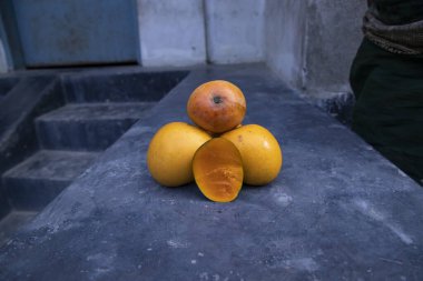 Siyah arka planda olgun sarı mango meyvesi. Tropik meyve.