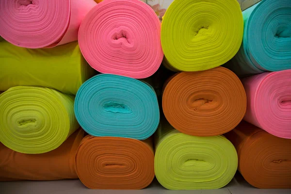 Artystyczna Różnorodność Kolorów Odcieni Tekstylne Tkaniny Rolki Ułożone Tekstury Wzór — Zdjęcie stockowe
