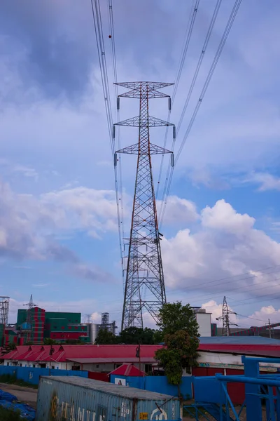 Υψηλής Τάσης Πυλώνας Ηλεκτρικής Ενέργειας Φόντο Αστικό Τοπίο Και Γαλάζιο — Φωτογραφία Αρχείου
