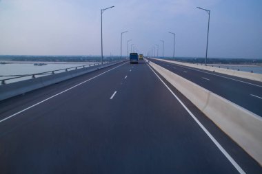 Padma Bridg Highway asfaltı ve mavi gökyüzü arka planı. Perspektif görünümü