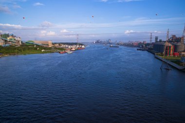 Nehrin ve sanayi bölgesinin Narayanganj-Bangladeş 'teki mavi gökyüzü manzarası