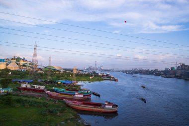 Nehrin ve sanayi bölgesinin Narayanganj-Bangladeş 'teki mavi gökyüzü manzarası