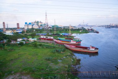 Nehrin ve sanayi bölgesinin Narayanganj-Bangladeş 'teki mavi gökyüzü manzarası