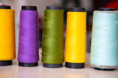 Bazı çok renkli salıncak iplikçikleri Yakın plan Odak