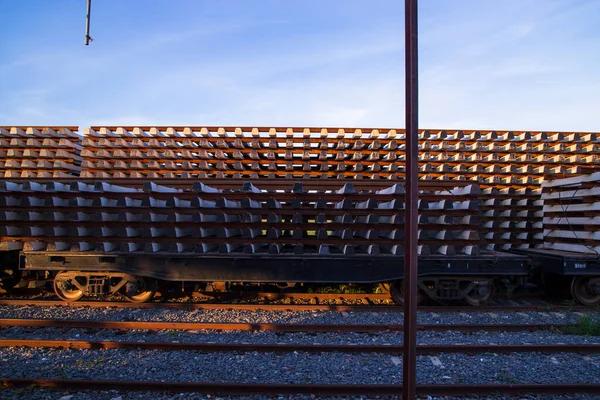 Dormentes Betão Ferroviário Empilhadas Sob Céu Azul Para Construção Uma — Fotografia de Stock