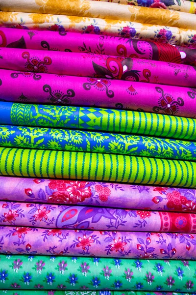 Sanatsal Çeşitlilikteki Tonda Tekstil Baskılı Renkler Perakende Mağaza Raflarında Satılacak — Stok fotoğraf