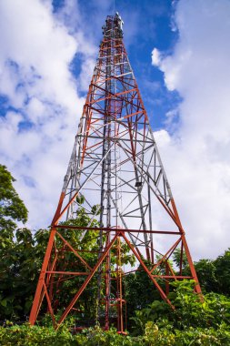 Bangladeş 'te mavi gökyüzü ve beyaz bulutlu telekomünikasyon kulesi