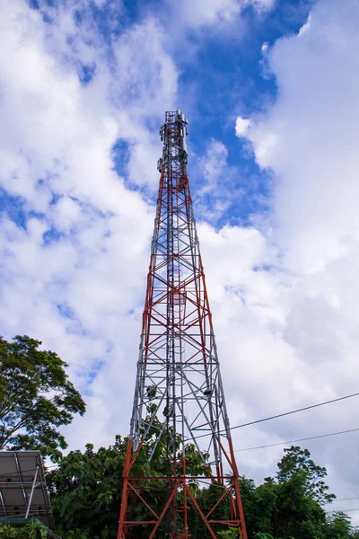 孟加拉国蓝天白云背景的电信塔 — 图库照片