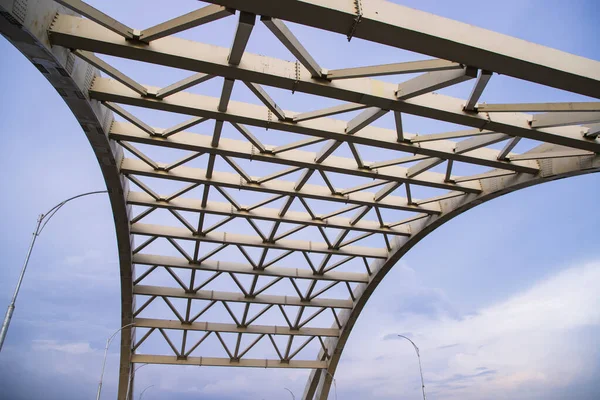 バングラデシュの青空の下に橋の上の金属構造の設計 — ストック写真
