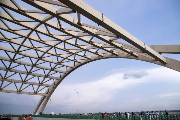 Kovová Konstrukce Svršku Mostu Pod Modrou Oblohou Bangladéši — Stock fotografie