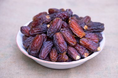 Lezzetli bir kase Jute Fiber kumaşında meyveler